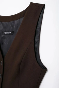 Détail du gilet sans manches marron foncé avec doublure de qualité et coutures fines