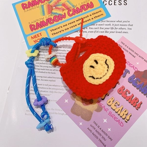 Pendentif smiley au crochet fait main avec corde tissée colorée et perles décoratives