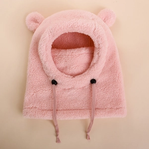 Détail du bonnet d'hiver en peluche rose pour enfants avec oreilles et cordon