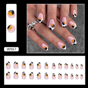 Faux ongles ovales motif vache aurora avec vagues orange et noires irrégulières