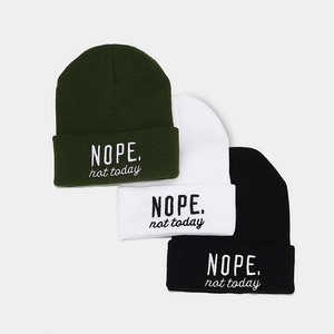 Ensemble de trois bonnets en vert, blanc et noir avec lettrage brodé NOPE