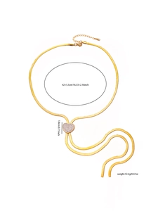 Détail du collier chaîne serpent dorée avec pendentif cœur en strass et extension