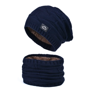 Ensemble d'hiver avec bonnet en tricot bleu marine et cache-col doublé de polaire