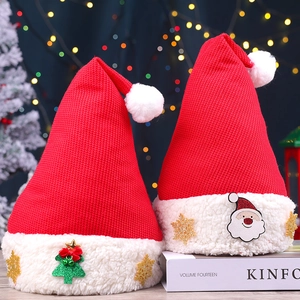Détail de bonnets de Noël en tricot avec Père Noël et petits pompons de fête doux