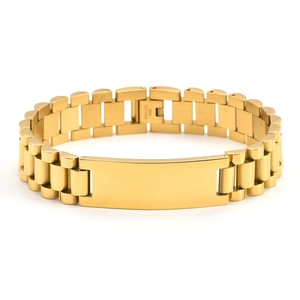 Nahaufnahme von goldenem Edelstahl-Armband mit blanker, gravierbarer gebogener Platte