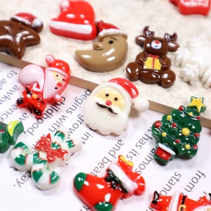 Weihnachts-Resin-Nagelkunst-Set mit Weihnachtsmann, Rentieren und Christbaum-Anhängern