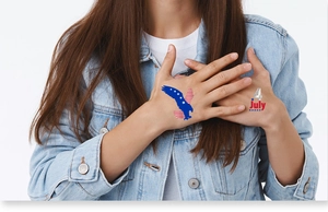 Nahaufnahme von temporären Tattoos zum 4. Juli mit USA-Flaggen-Adler und Sternen