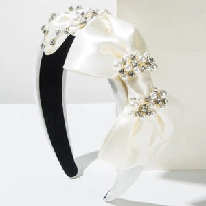 Serre-tête élégant en satin ivoire avec nœud en perles et strass sur présentoir