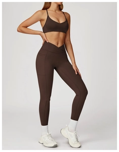 Détail de l'ensemble de yoga marron foncé avec legging à taille croisée et poches
