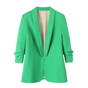 Detail van geplooide lange mouwen op deze felgroene casual blazer voor dames