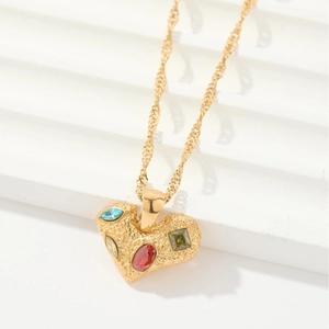Collar con colgante de corazón dorado con circonitas de colores y textura martillada