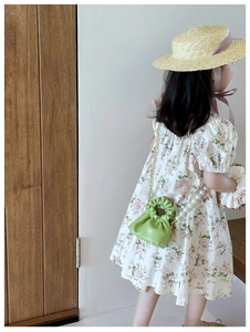 Detail of green mini cloud bag for girls with pearl strap and gold chain crossbody