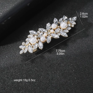 Vue détaillée d'une barrette en strass avec perles blanches et base dorée avec mesures