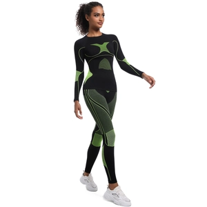 Détail d'un ensemble de yoga sans couture noir et vert fluo avec motifs profilés