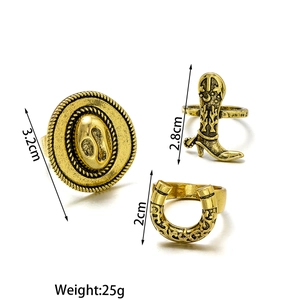 Dettaglio degli anelli stile cowboy vintage con forme a cappello, stivale e ferro di cavallo