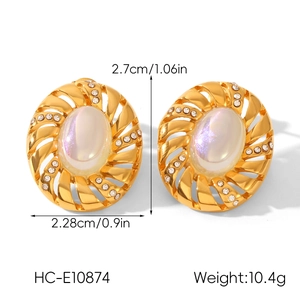 Dettaglio orecchini con perle sirena placcati oro 18k con specifiche tecniche e strass