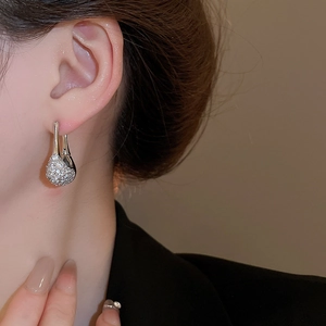 Gros plan d'élégantes boucles d'oreilles en argent en U avec pavé de zircons