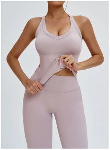 Détail du tissu de yoga côtelé mauve avec taille haute et texture élastique douce