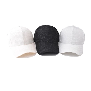 Set di 3 cappellini da baseball in tweed nei colori nero, bianco e beige con visiera curva