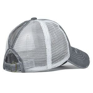 Dettaglio cappellino in cotone lavato grigio con foro incrociato per coda di cavallo e rete