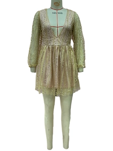 Detail von champagnergoldenem Paillettenkleid mit tiefem V-Ausschnitt und gerafftem Saum