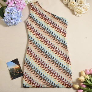 Détails à plat d'une robe en tricot à motifs ondulés avec une épaule nue et des fleurs