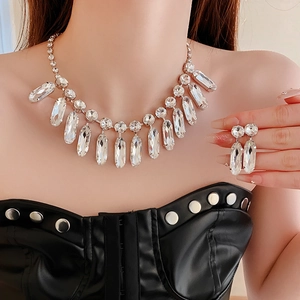 Gros plan sur l'ensemble collier et boucles d'oreilles à pampilles en cristal brillant