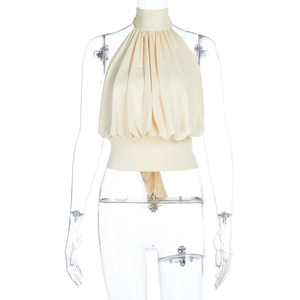 Detail eines beigen Neckholder-Tops mit Falten vorne und breitem elastischem Taillensaum