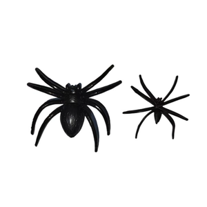 Due ragni finti neri in plastica per decorazione di scherzi di Halloween su sfondo bianco