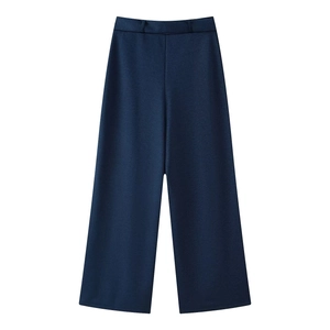 Gros plan détaillé du pantalon large bleu marine montrant la texture du tissu sergé