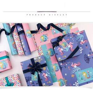 Détail de papier cadeau sirène avec boîtes colorées et rubans pour fêtes d'enfants