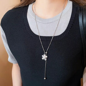 Silver wrinkled flower long necklace with pearl accent and Y-shape metallic tassel design