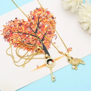 Conjunto de collares dorados con colgantes de búho y llave decorados con perlas finas