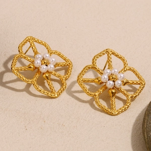 Goldene Blumenohrringe mit Perlen und hohler Webstruktur aus 18K vergoldetem Stahl