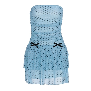 Robe bustier bleu clair à pois avec nœuds décoratifs et ourlet à volants superposés