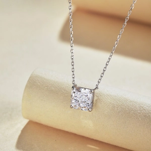 Vue macro d'un pendentif en zircon carré avec chaîne en argent et lumière douce