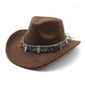 Détail du chapeau de cowboy en laine marron avec ruban ethnique et pendentifs feuilles