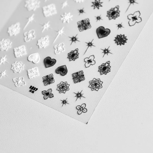 Λήψη macro από 3D ανάγλυφα αυτοκόλλητα νυχιών με μαύρες και λευκές καρδιές και αστέρια