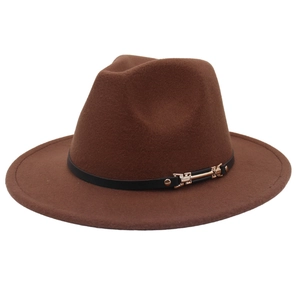 Détail du chapeau Fedora en laine marron foncé avec bande en cuir et boucle dorée
