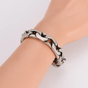 Vintage klobiges Armband aus Silberlegierung mit Gliederkette auf Display