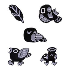 Set de cinq pins en émail motif oiseaux et plumes de style dessin animé noir et blanc