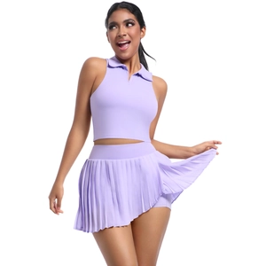 Détail du haut polo lavande et de la jupe plissée en tissu de sport respirant
