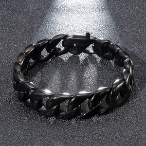 Vue détaillée du bracelet gourmette noir en acier inoxydable avec fermoir gravé 316L