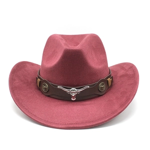 Détail d'un chapeau de cowboy bordeaux en suédine avec ornement de tête de taureau argent