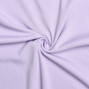 Vista macro ravvicinata della trama in tessuto a coste viola della tuta aderente