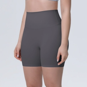 Détail du short de yoga taille haute gris foncé avec large ceinture de soutien sans couture