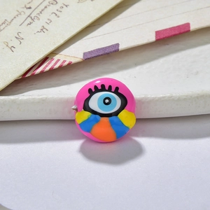 Makroaufnahme einer rosa Harzperle mit bösem Blick und feinen Emaille-Details für DIY-Schmuck