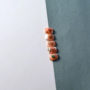 Faux ongles French d'automne avec motifs de feuilles d'érable orange en 5D