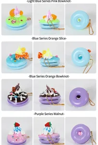 Détails de divers porte-clés donuts et macarons colorés avec textures de crème douce