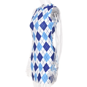 Vue latérale d'une mini-robe sans manches moulante à carreaux écossais bleus et blancs